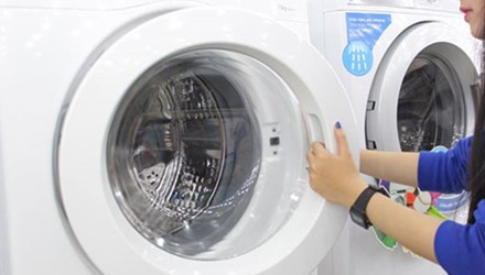Máy giặt lồng ngang cũng có thể gây nguy hiểm cho trẻ nếu bất cẩn